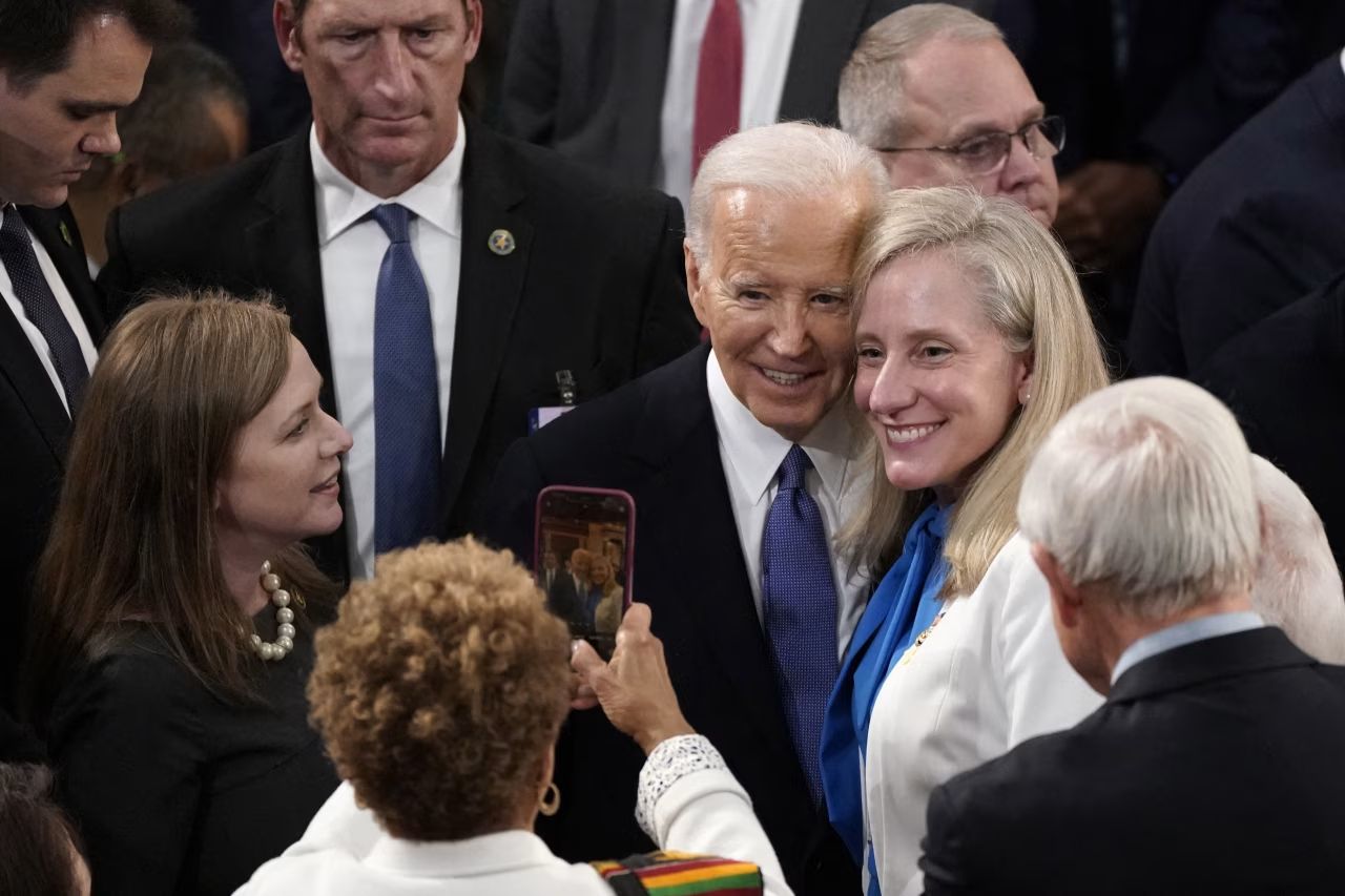 Spanberger poses with President Biden for a picture